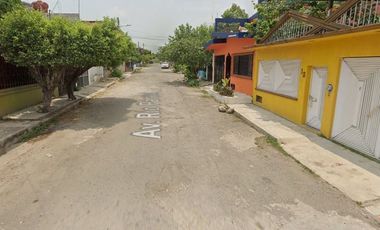 CASA DE DOS NIVELES EN VENTA