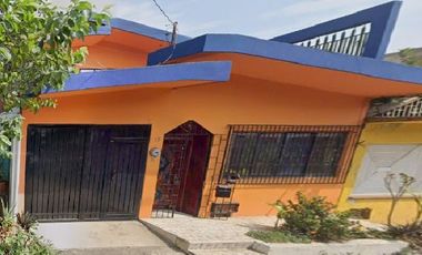 CASA DE DOS NIVELES EN VENTA