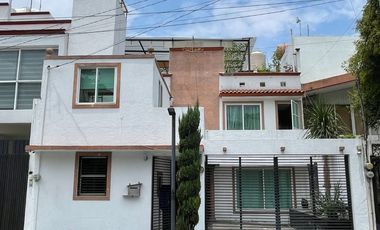Venta de casa Moderna con gran Terraza en Ampl. Sinatel.