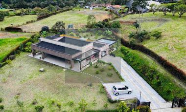 Casa campestre con una cita inigualable en Parcelación cerrada