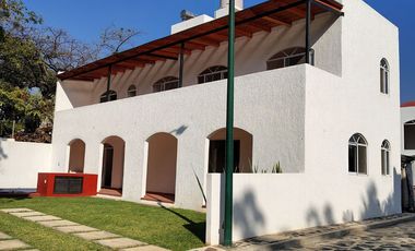 CASA EN VENTA CON ALBERCA EN RESIDENCIAL EXCLUSIVO EN TLAYACAPAN, MOR.