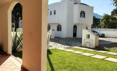 CASA EN VENTA CON ALBERCA EN RESIDENCIAL EXCLUSIVO EN TLAYACAPAN, MOR.