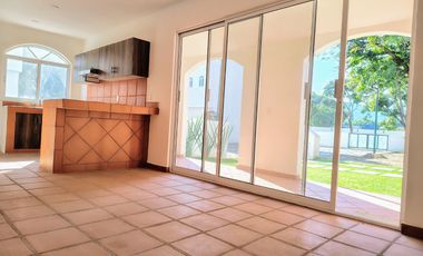 CASA EN VENTA CON ALBERCA EN RESIDENCIAL EXCLUSIVO EN TLAYACAPAN, MOR.