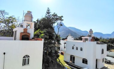 CASA EN VENTA CON ALBERCA EN RESIDENCIAL EXCLUSIVO EN TLAYACAPAN, MOR.