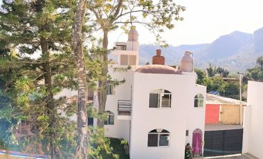 CASA EN VENTA CON ALBERCA EN RESIDENCIAL EXCLUSIVO EN TLAYACAPAN, MOR.