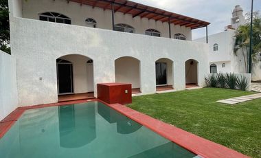 CASA EN VENTA CON ALBERCA EN RESIDENCIAL EXCLUSIVO EN TLAYACAPAN, MOR.