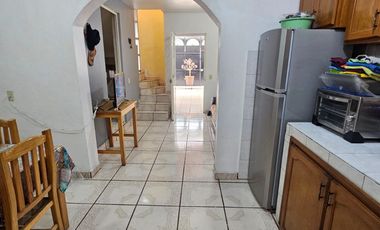 VENTA DE CASA CON DOS FRENTES CERCA DEL PABELLÓN