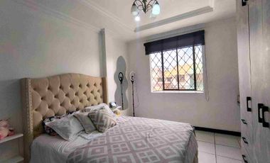 En venta Casa Amplia con piscina en  Los Álamos, al norte de Guayaquil. 4 dormitorios