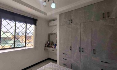 En venta Casa Amplia con piscina en  Los Álamos, al norte de Guayaquil. 4 dormitorios