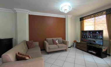 En venta Casa Amplia con piscina en  Los Álamos, al norte de Guayaquil. 4 dormitorios