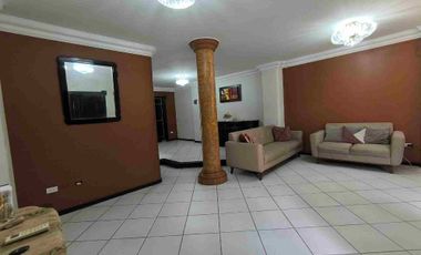 En venta Casa Amplia con piscina en  Los Álamos, al norte de Guayaquil. 4 dormitorios