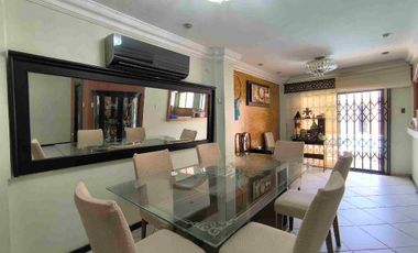 En venta Casa Amplia con piscina en  Los Álamos, al norte de Guayaquil. 4 dormitorios