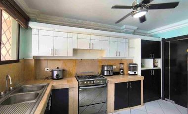 En venta Casa Amplia con piscina en  Los Álamos, al norte de Guayaquil. 4 dormitorios