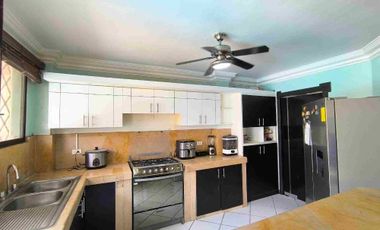 En venta Casa Amplia con piscina en  Los Álamos, al norte de Guayaquil. 4 dormitorios
