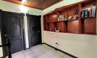 En venta Casa Amplia con piscina en  Los Álamos, al norte de Guayaquil. 4 dormitorios