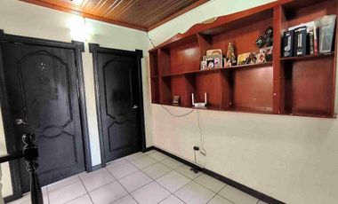 En venta Casa Amplia con piscina en  Los Álamos, al norte de Guayaquil. 4 dormitorios