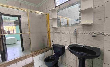 En venta Casa Amplia con piscina en  Los Álamos, al norte de Guayaquil. 4 dormitorios