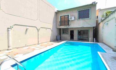 En venta Casa Amplia con piscina en  Los Álamos, al norte de Guayaquil. 4 dormitorios