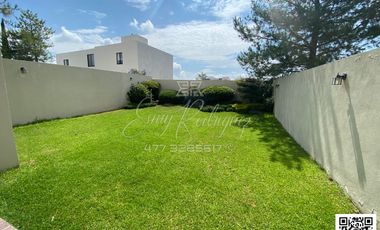 CASA AMUEBLADA EN LA CAMPIÑA, León,Gto; RENTA $36,500, 3 REC. CON BAÑO C/U, 4 AUTOS, JARDÍN CON TERRAZA