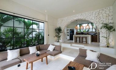 FREEHOLD | MEDITERRANEAN-STYLE 2-BEDROOM VILLA - PERERENAN