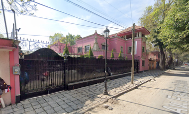 Casa en venta en zona residencial, 3 recámaras, 6 baños, 3 estacionamientos, 673 m² construidos (Remate bancario)