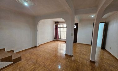 Casa en Venta en Toluca cerca Alfredo del Mazo 4 recamaras