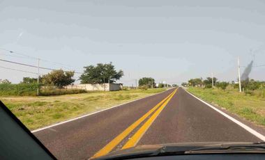 Excelente terreno plano a orilla de carretera, 