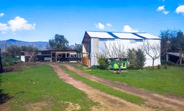 Leon Propiedades vende parcela con 2 casas y un galpón en camino el toro, Curacaví.