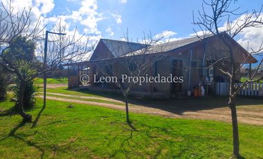 Leon Propiedades vende parcela con 2 casas y un galpón en camino el toro, Curacaví.