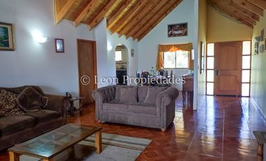 Leon Propiedades vende parcela con 2 casas y un galpón en camino el toro, Curacaví.