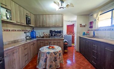 Leon Propiedades vende parcela con 2 casas y un galpón en camino el toro, Curacaví.