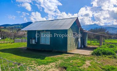 Leon Propiedades vende parcela con 2 casas y un galpón en camino el toro, Curacaví.
