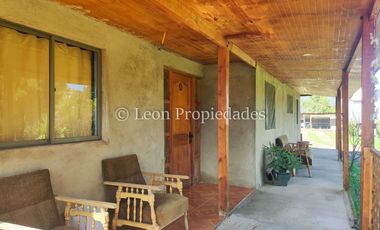 Leon Propiedades vende parcela con 2 casas y un galpón en camino el toro, Curacaví.