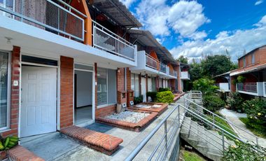 Extraordinaria casa en la Villa Olimpica con vista a las montañas en conjunto con piscina. Pereira - Colombia.