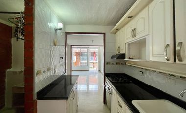 Extraordinaria casa en la Villa Olimpica con vista a las montañas en conjunto con piscina. Pereira - Colombia.