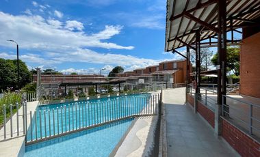 Extraordinaria casa en la Villa Olimpica con vista a las montañas en conjunto con piscina. Pereira - Colombia.