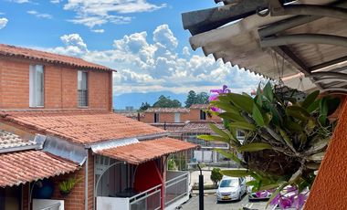 Extraordinaria casa en la Villa Olimpica con vista a las montañas en conjunto con piscina. Pereira - Colombia.