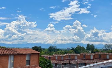 Extraordinaria casa en la Villa Olimpica con vista a las montañas en conjunto con piscina. Pereira - Colombia.