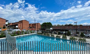 Extraordinaria casa en la Villa Olimpica con vista a las montañas en conjunto con piscina. Pereira - Colombia.