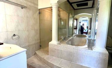 6 Bedroom House with swimming pool for rent