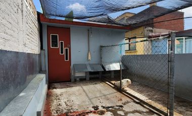 Casa en Venta en Las Aguilas con Jardín Privado