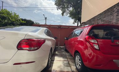 Casa en Venta en Las Aguilas con Jardín Privado