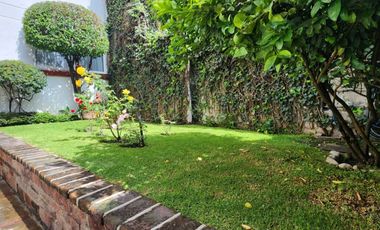 Casa en Venta en Las Aguilas con Jardín Privado