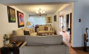 Casa en Venta en Las Aguilas con Jardín Privado