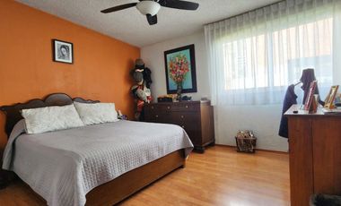 Casa en Venta en Las Aguilas con Jardín Privado