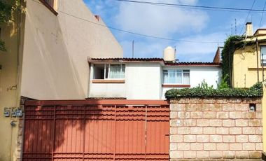 Casa en Venta en Las Aguilas con Jardín Privado