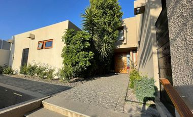 VENTA CASA MEDITERRANEA EN EXCLUSIVO CONDOMINIO - 5D+4B+PISCINA+TERRAZA+QUINCHO - COLEGIO CRAIGHOUSE, SAN ANSELMO, SAN JOSE, ALEMÁN, PEDREGALES