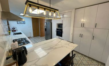 VENTA CASA MEDITERRANEA EN EXCLUSIVO CONDOMINIO - 5D+4B+PISCINA+TERRAZA+QUINCHO - COLEGIO CRAIGHOUSE, SAN ANSELMO, SAN JOSE, ALEMÁN, PEDREGALES