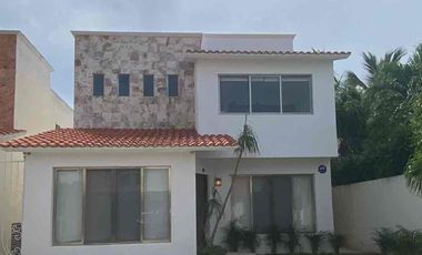 Se vende casa de 3 recámaras con alberca privada.