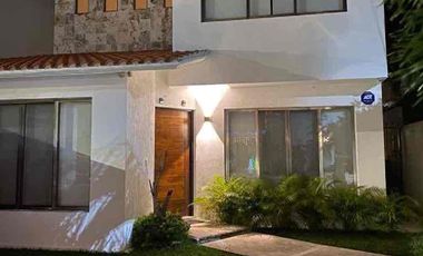 Se vende casa de 3 recámaras con alberca privada.